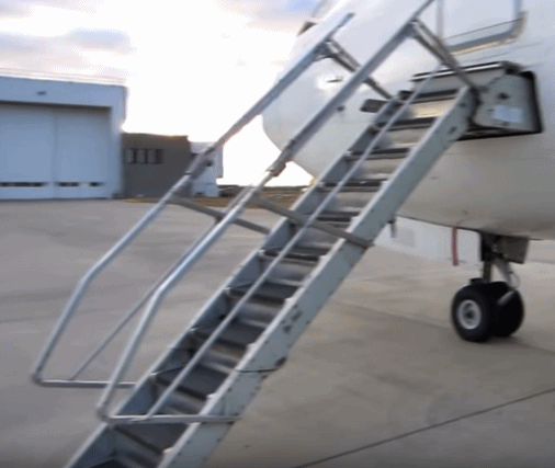 Airstair Escada incorporada no avião